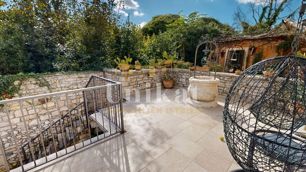 Splendida tenuta con due case in pietra e piscina